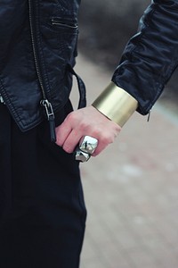 Woman wearing a large bracelet. Visit <a href="https://kaboompics.com/" target="_blank">Kaboompics</a> for more free images.
