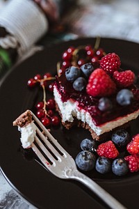 Piece of raspberry cake. Visit <a href="https://kaboompics.com/" target="_blank">Kaboompics</a> for more free images.