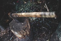 Axe and a log. Visit <a href="https://kaboompics.com/" target="_blank">Kaboompics</a> for more free images.