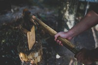 Man chopping firewood. Visit <a href="https://kaboompics.com/" target="_blank">Kaboompics</a> for more free images.