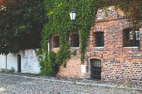 Old brick building in Torun, Poland. Visit <a href="https://kaboompics.com/" target="_blank">Kaboompics</a> for more free images.
