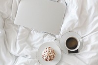 Laptop and a coffee in bed. Visit <a href="https://kaboompics.com/" target="_blank">Kaboompics</a> for more free images.