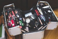 Box full of makeup. Visit <a href="https://kaboompics.com/" target="_blank">Kaboompics</a> for more free images.