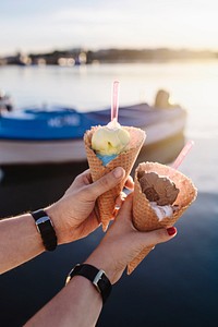 Friends eating ice cream by the sea. Visit <a href="https://kaboompics.com/" target="_blank">Kaboompics</a> for more free images.