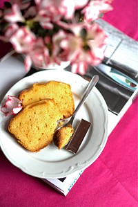 Pieces of vanilla sponge cake. Visit <a href="https://kaboompics.com/" target="_blank">Kaboompics</a> for more free images.