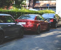 Cars parked along a street. Visit <a href="https://kaboompics.com/" target="_blank">Kaboompics</a> for more free images.