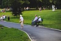 People in the park. Visit <a href="https://kaboompics.com/" target="_blank">Kaboompics</a> for more free images.