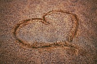 Heart drawn in the sand. Visit <a href="https://kaboompics.com/" target="_blank">Kaboompics</a> for more free images.