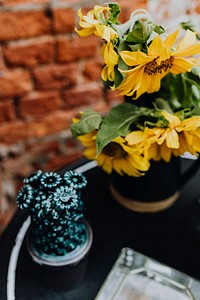 Beautiful sunflowers in vase. Visit <a href="https://kaboompics.com/" target="_blank">Kaboompics</a> for more free images.