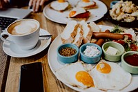 Full breakfast at a cafe. Visit <a href="https://kaboompics.com/" target="_blank">Kaboompics</a> for more free images.