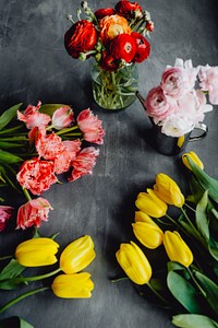 Flowers on a table. Visit <a href="https://kaboompics.com/" target="_blank">Kaboompics</a> for more free images.
