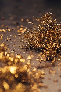 Close up of golden metal curls. Visit <a href="https://kaboompics.com/" target="_blank">Kaboompics</a> for more free images.