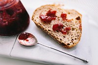 Strawberry jam on bread. Visit <a href="https://kaboompics.com/" target="_blank">Kaboompics</a> for more free images.
