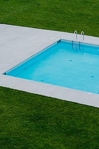 Swimming pool surrounded by green grass. Visit <a href="https://kaboompics.com/" target="_blank">Kaboompics</a> for more free images.