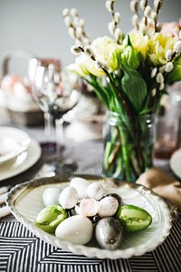 Table set for Easter dinner. Visit <a href="https://kaboompics.com/" target="_blank">Kaboompics</a> for more free images.