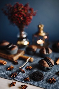 Chocolate cupcakes on a table. Visit <a href="https://kaboompics.com/" target="_blank">Kaboompics</a> for more free images.
