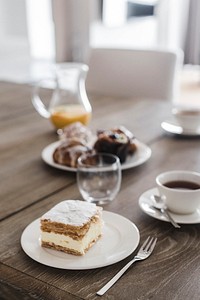 Piece of cake at a cafe. Visit <a href="https://kaboompics.com/" target="_blank">Kaboompics</a> for more free images.