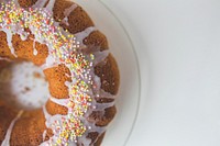 Sponge cake with sprinkles. Visit <a href="https://kaboompics.com/" target="_blank">Kaboompics</a> for more free images.