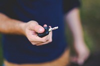 Man holding a car key. Visit <a href="https://kaboompics.com/" target="_blank">Kaboompics</a> for more free images.