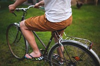 Man biking in the park. Visit <a href="https://kaboompics.com/" target="_blank">Kaboompics</a> for more free images.