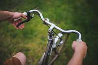 Man biking in the park. Visit <a href="https://kaboompics.com/" target="_blank">Kaboompics</a> for more free images.