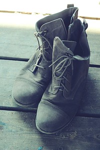 Old pair of leather boots. Visit <a href="https://kaboompics.com/" target="_blank">Kaboompics</a> for more free images.