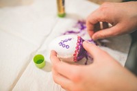 Woman decorating an egg. Visit <a href="https://kaboompics.com/" target="_blank">Kaboompics</a> for more free images.