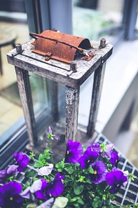 Old rustic lantern. Visit <a href="https://kaboompics.com/" target="_blank">Kaboompics</a> for more free images.