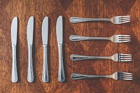 Cutlery on a table. Visit <a href="https://kaboompics.com/" target="_blank">Kaboompics</a> for more free images.