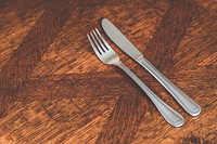 Cutlery on a table. Visit <a href="https://kaboompics.com/" target="_blank">Kaboompics</a> for more free images.