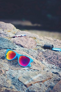 Sunglasses left on a rock. Visit <a href="https://kaboompics.com/" target="_blank">Kaboompics</a> for more free images.