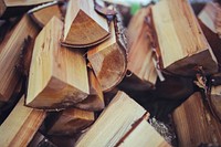 Freshly cut firewood. Visit <a href="https://kaboompics.com/" target="_blank">Kaboompics</a> for more free images.