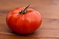 Fresh big red tomato. Visit <a href="https://kaboompics.com/" target="_blank">Kaboompics</a> for more free images.