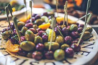 Plat of black and green olives. Visit <a href="https://kaboompics.com/" target="_blank">Kaboompics</a> for more free images.