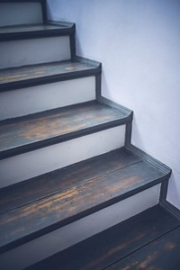 Worn out stairs in a house. Visit <a href="https://kaboompics.com/" target="_blank">Kaboompics</a> for more free images.
