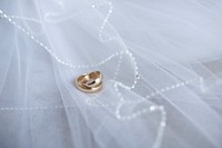 Gold engagement ring on a veil. Visit <a href="https://kaboompics.com/" target="_blank">Kaboompics</a> for more free images.