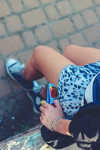 Woman wearing shorts in the summertime. Visit <a href="https://kaboompics.com/" target="_blank">Kaboompics</a> for more free images.