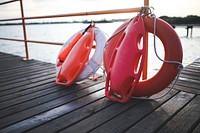 Lifebuoy on a pier. Visit <a href="https://kaboompics.com/" target="_blank">Kaboompics</a> for more free images.
