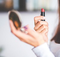 Woman putting on makeup. Visit <a href="https://kaboompics.com/" target="_blank">Kaboompics</a> for more free images.