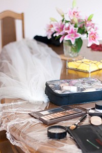 Makeup for a wedding. Visit <a href="https://kaboompics.com/" target="_blank">Kaboompics</a> for more free images.