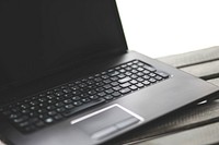 Blank laptop on a table. Visit <a href="https://kaboompics.com/" target="_blank">Kaboompics</a> for more free images.