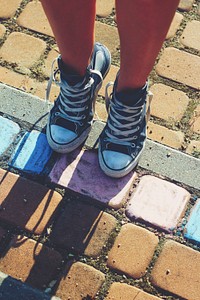 Woman wearing blue sneakers. Visit <a href="https://kaboompics.com/" target="_blank">Kaboompics</a> for more free images.