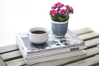 Cup of coffee and flowers on a table. Visit <a href="https://kaboompics.com/" target="_blank">Kaboompics</a> for more free images.