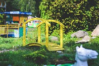 Yellow bridge in a garden. Visit <a href="https://kaboompics.com/" target="_blank">Kaboompics</a> for more free images.
