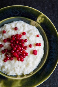 Rice porridge with fresh berries