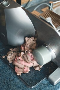 Slicing roast beef