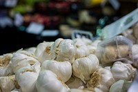 Garlic at a farmers&#39; market