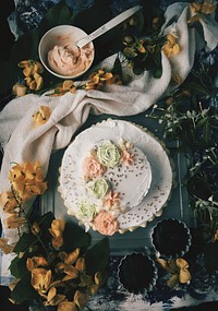 Free vanilla wedding cake with frosting image, public domain CC0 photo.