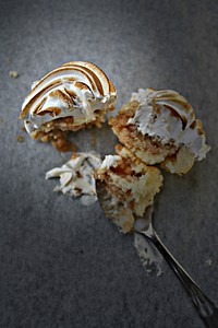 Caramel centered cupcake, fee public domain CC0 photo.