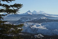 Mount Washington and Three Sisters from Maxwell Butte, Mount Jefferson Wilderness on the Willamette National Forest. Photo by Matthew Tharp. Original public domain image from Flickr